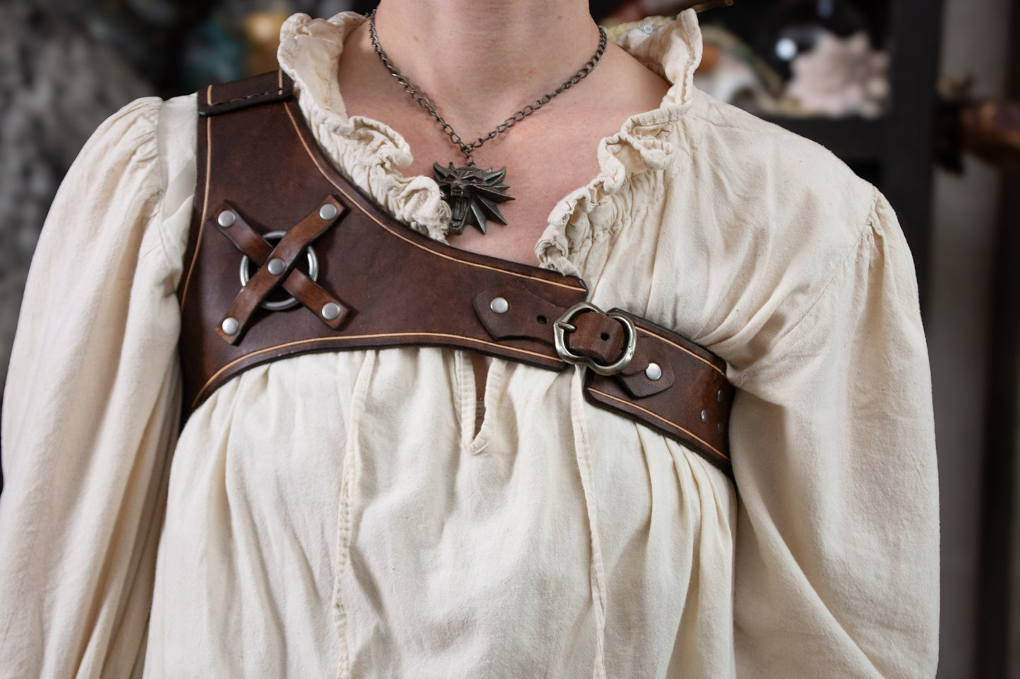 Wild Hunter Single Shoulder Clavicle Armor