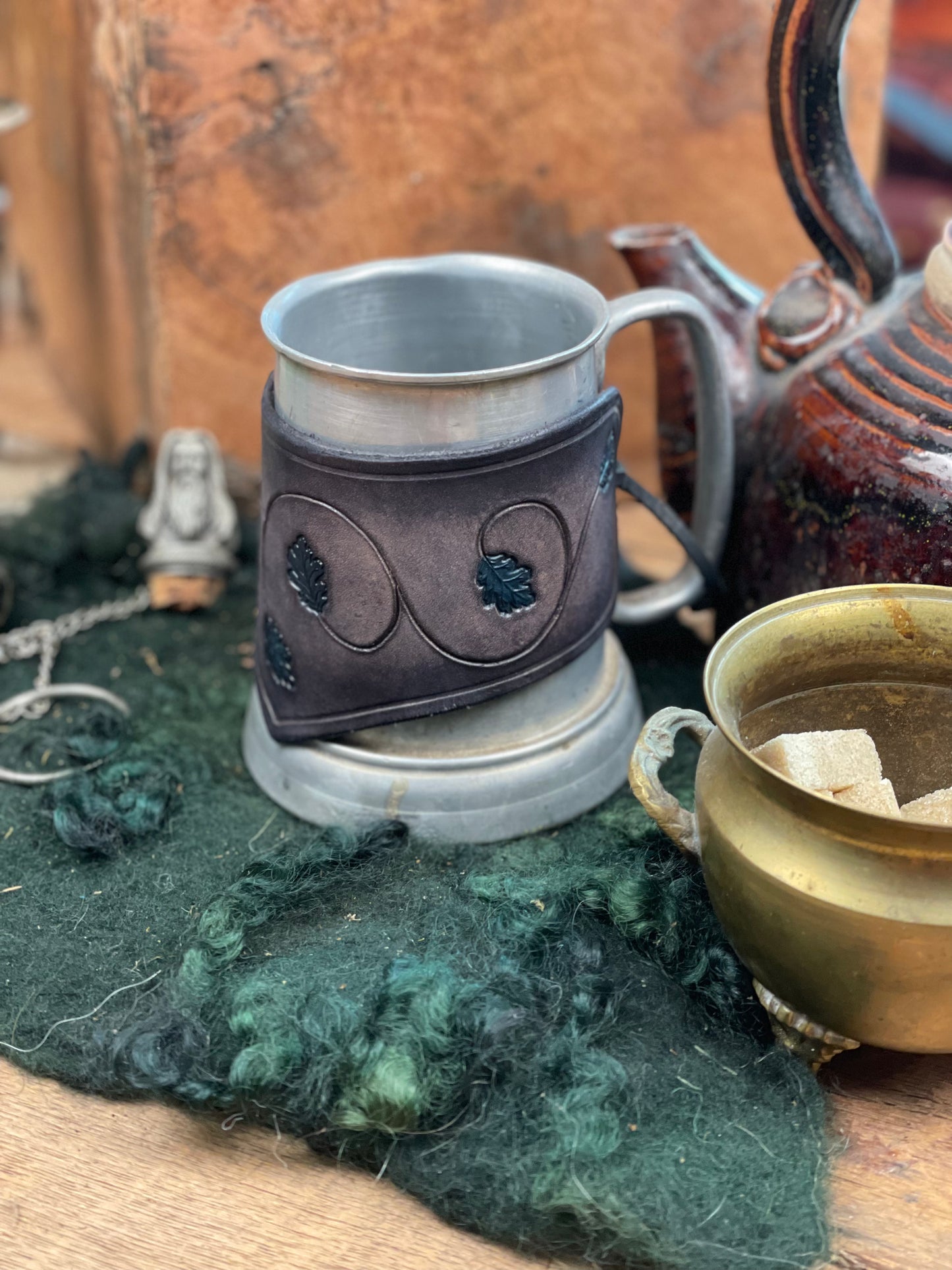 Hobbit Tankard Wrap Gris avec feuilles bleues 9,5 pouces / 25 cm de circonférence