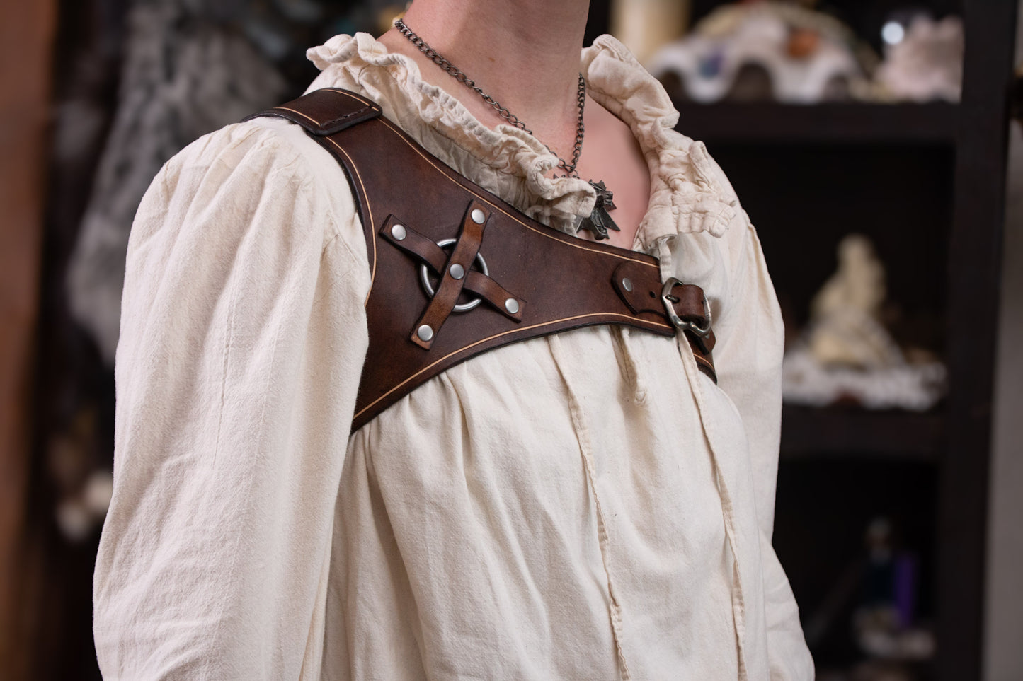 Wild Hunter Single Shoulder Clavicle Armor