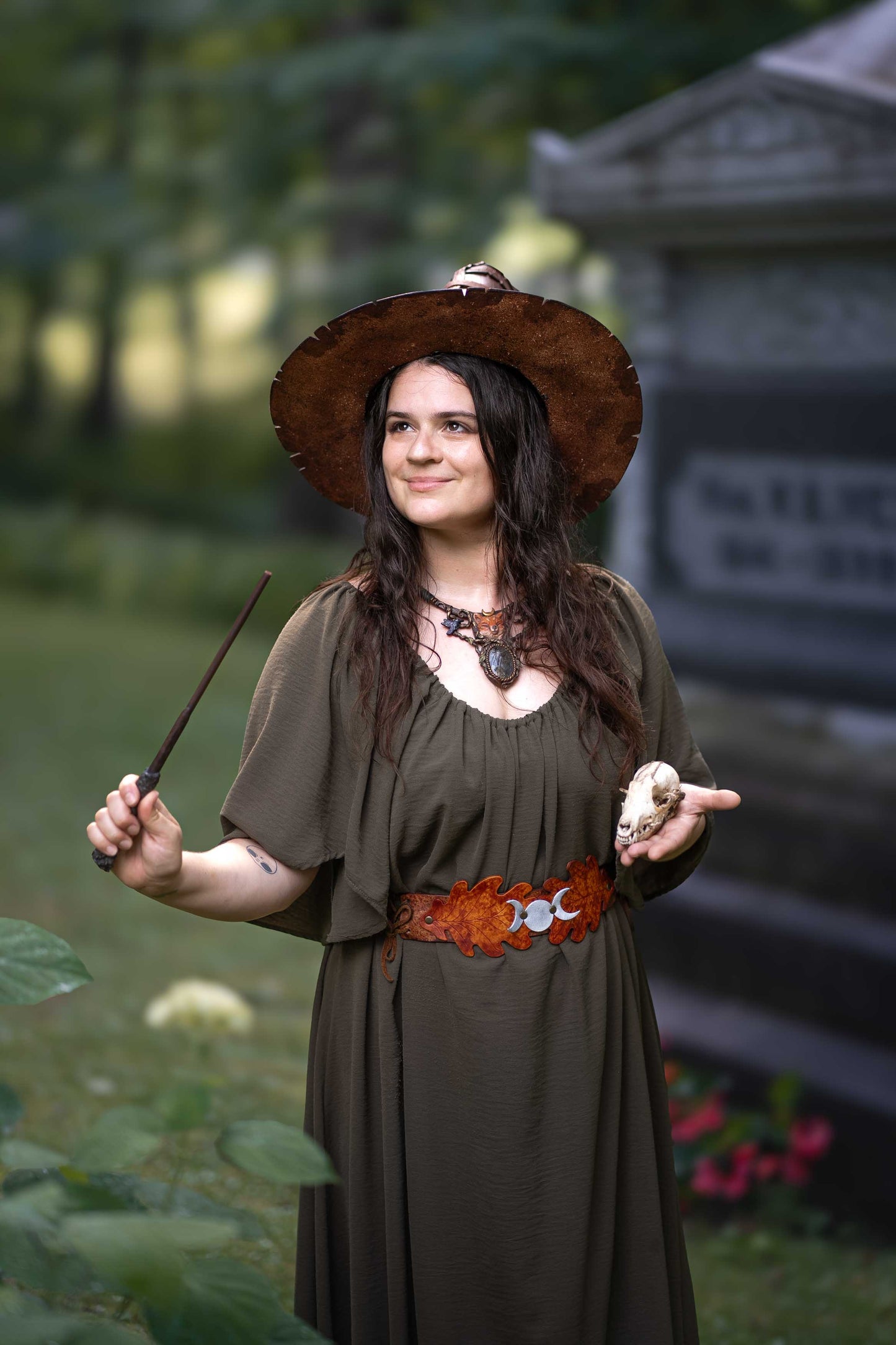 Lunar Leaf Cincher in Oak
