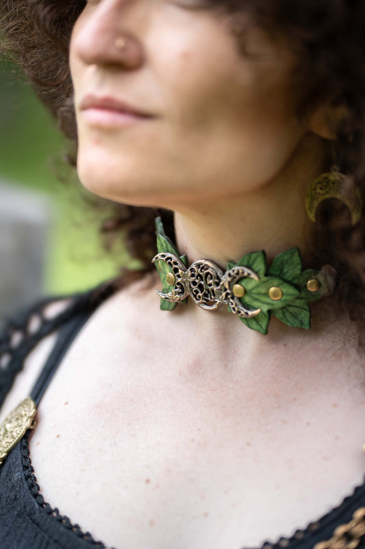 Basic Witch Collar in Ivy