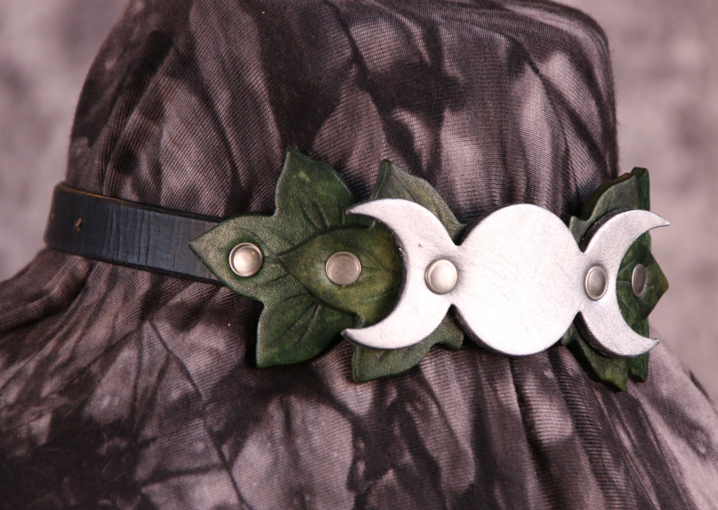 Basic Witch Collar in Ivy
