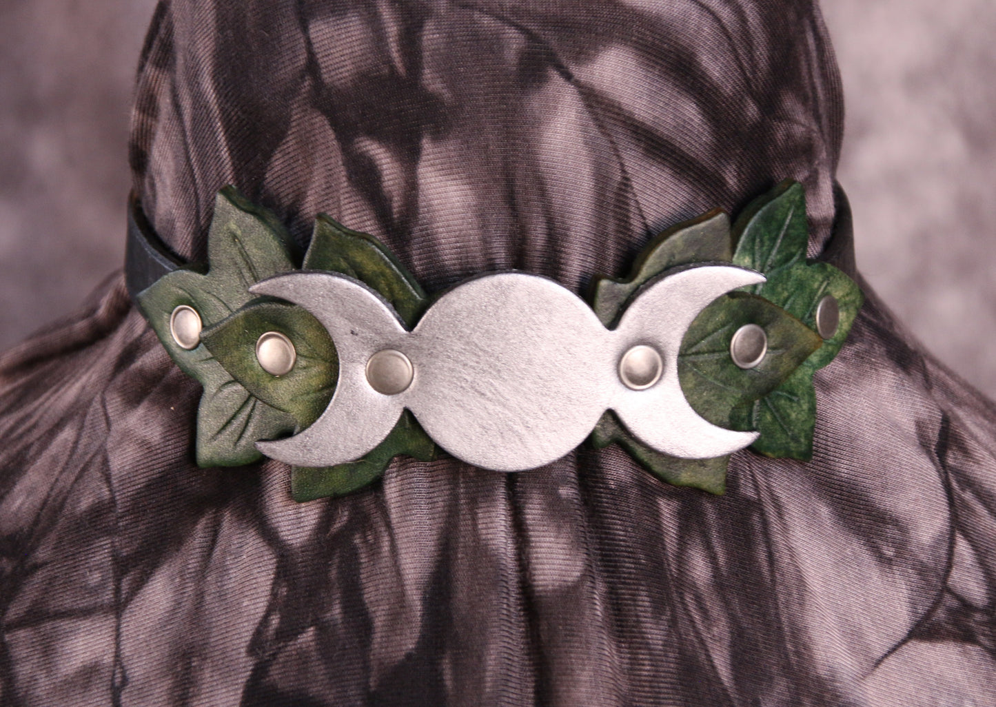 Basic Witch Collar in Ivy